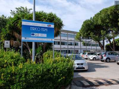 Nel 1998 la sede centrale del Fermi e le sue numerose succursali furone unite in un unico istituto posto in via Bovio, all�inizio del quartiere Mungivacca